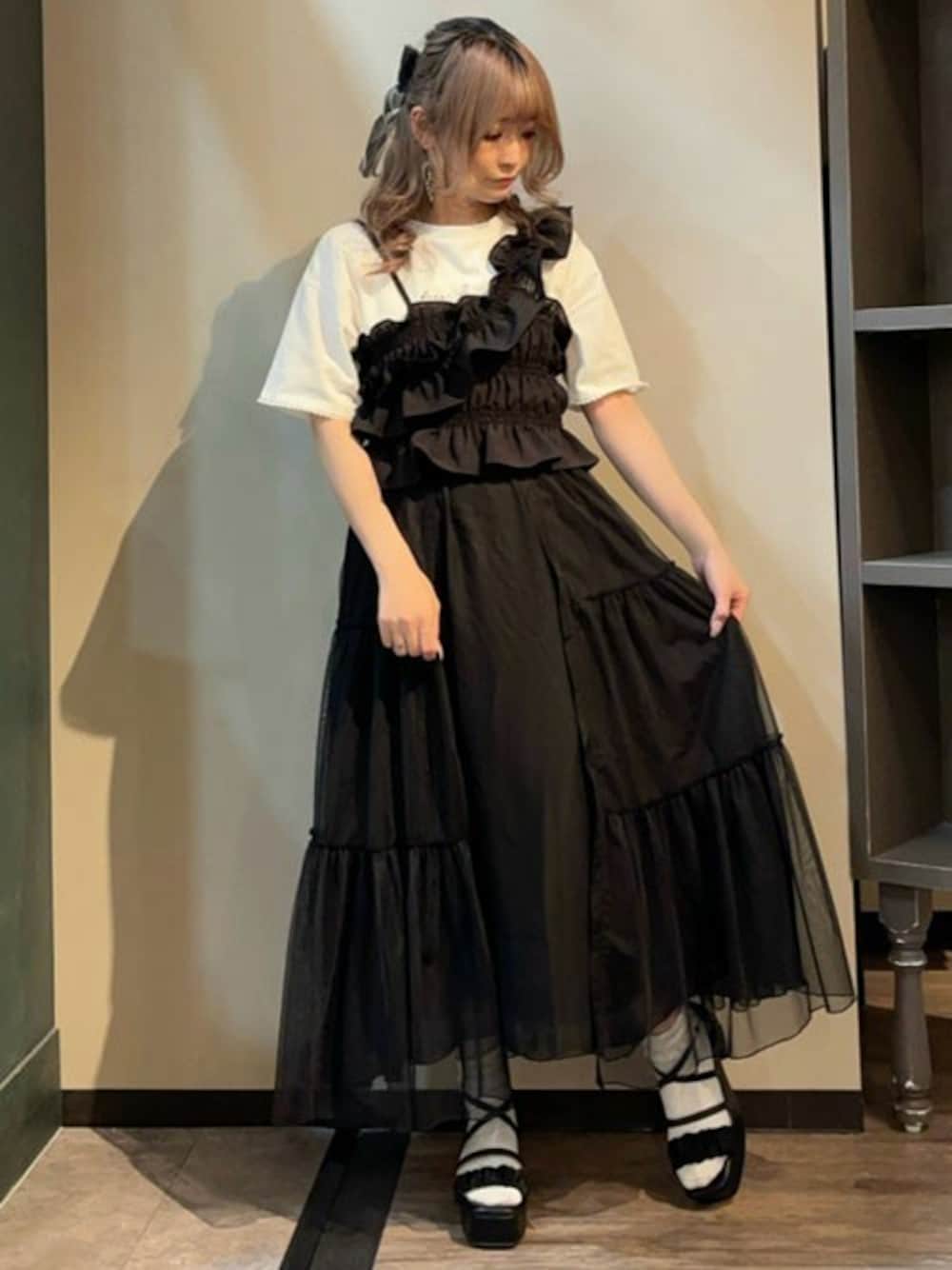 「Tシャツ、チュール、モノトーン、ビスチェ、サンダル、axes femme、サンダルに靴下、フェミニンカジュアル」｜「axes femmeの吸水速乾プリントＴシャツ（Tシャツ/カットソー、ホワイト系）」を使った、axes femmeさん（レディース・158cm）の夏コーディネートの1枚目の写真