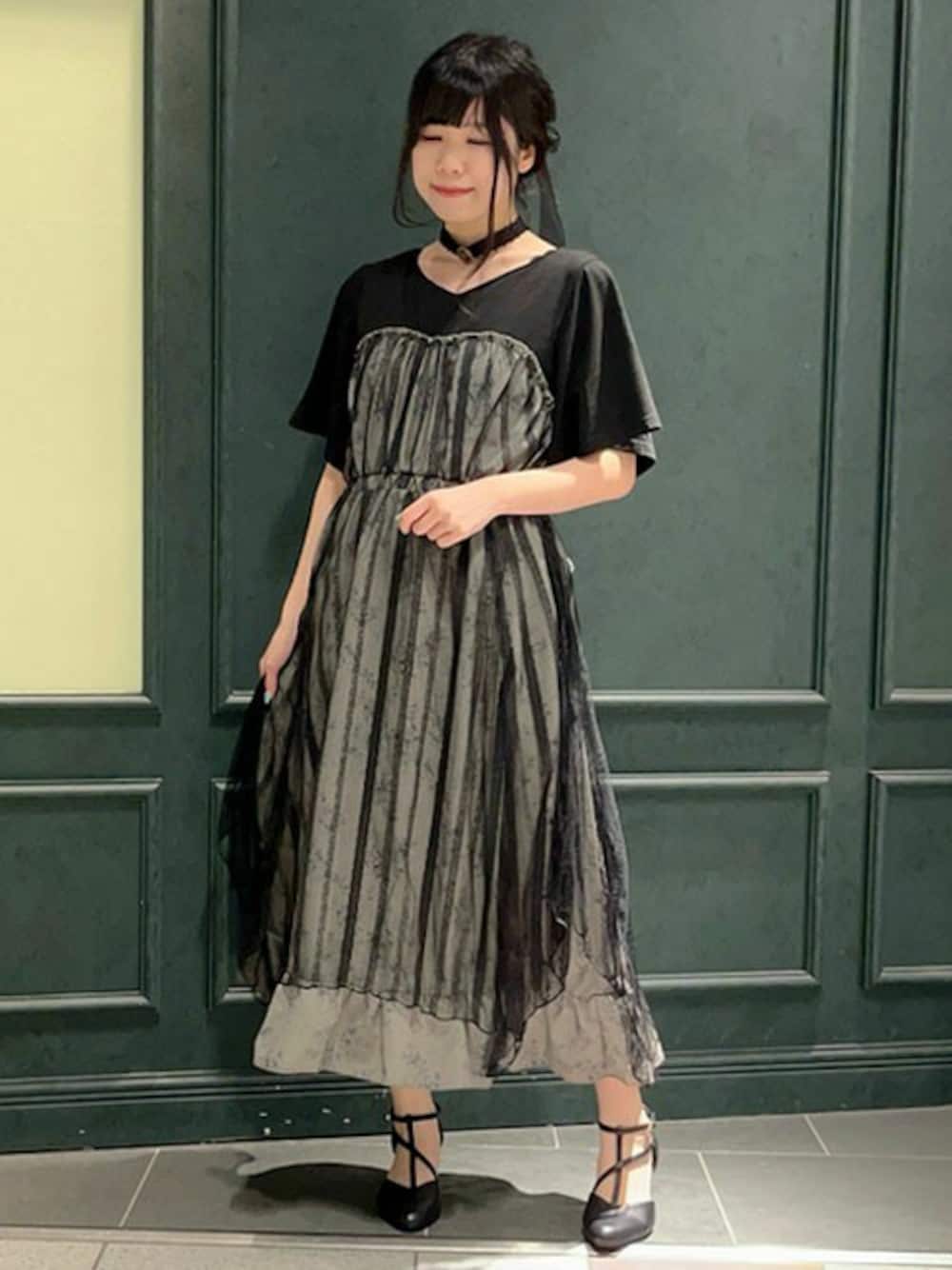 「ワンピース、パンプス、カジュアル、バックリボン、チョーカー、シンプルコーデ、低身長、axes femme、低身長コーデ、フェミニンカジュアル」｜「axes femmeのビスチェ切替レイヤードワンピース（ワンピース、ブラック系）」を使った、axes femmeさん（レディース・154cm）の夏コーディネートの1枚目の写真