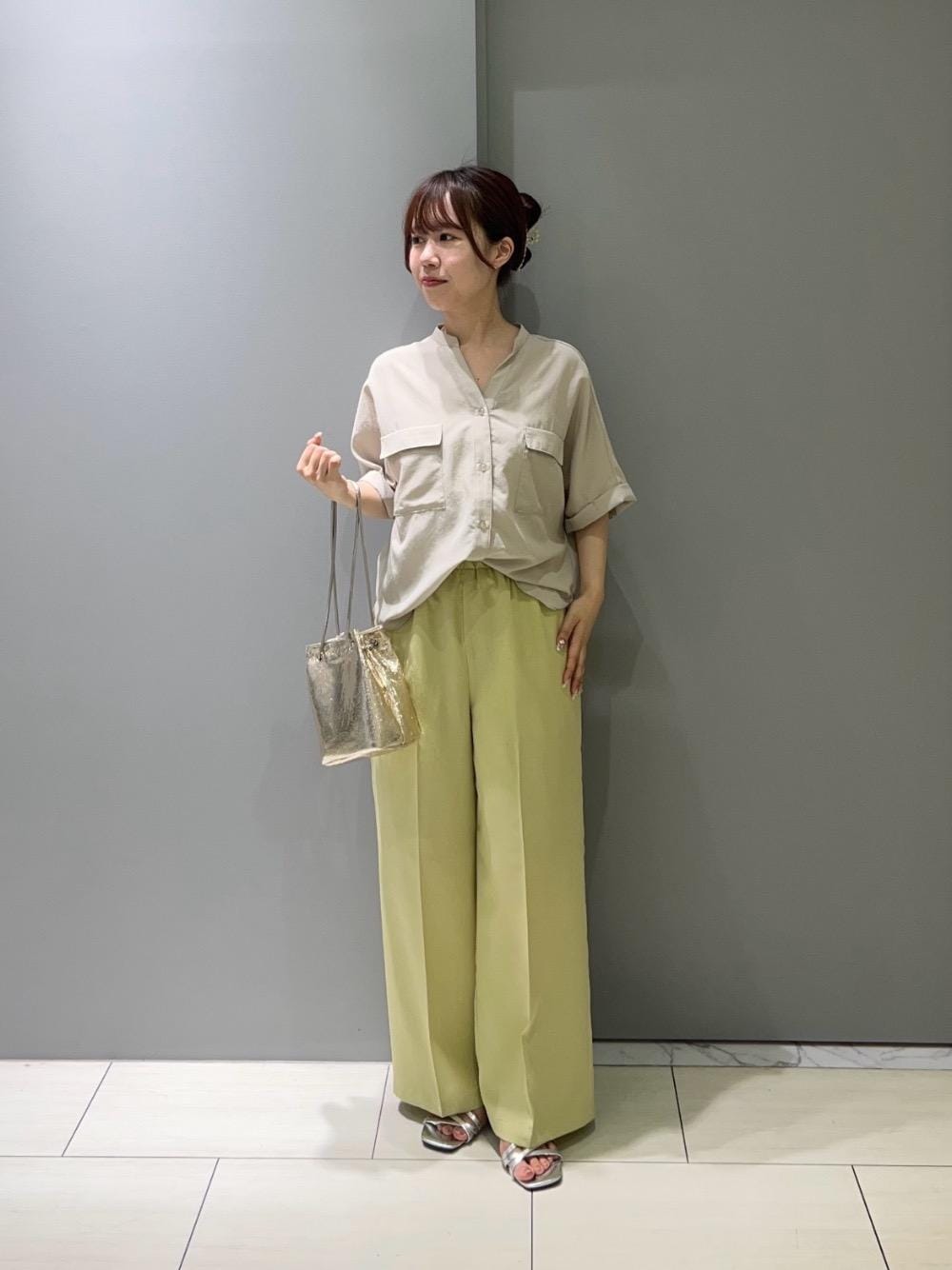 ゴールド系のショルダーバッグ、ベージュ系のシャツ/ブラウス、イエロー系のその他パンツを着用したレディースの夏コーディネートの1枚目の写真
