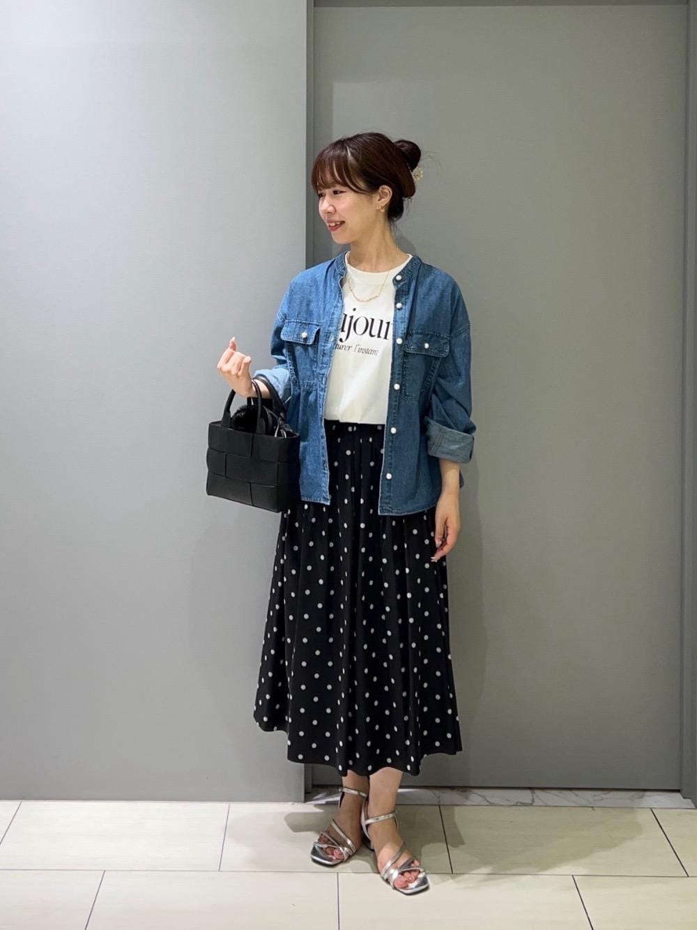 ブラック系のスカート、ブルー系のシャツ/ブラウス、ブラック系のTシャツ/カットソーを着用したレディースの秋コーディネートの1枚目の写真