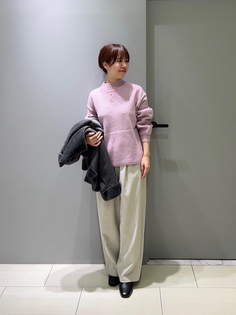 グレー系のムートンコート、パープル系のニット/セーター、ベージュ系のその他パンツを着用したレディースの冬コーディネートの1枚目の写真