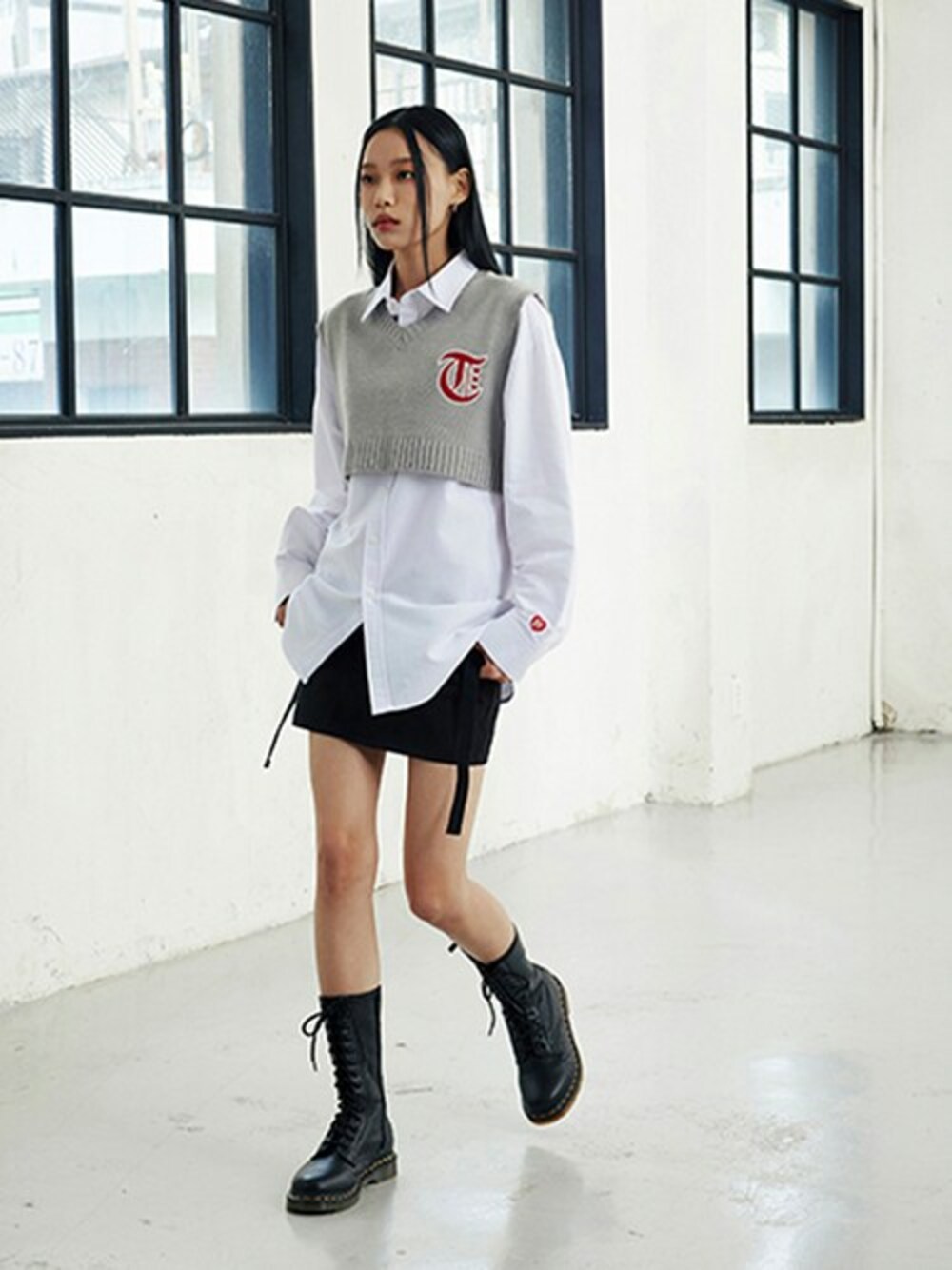 「スカート、ミニスカート、ootd、スカートスタイル、春コーデ、韓国ブランド、韓国ファッション、korea style、korean fashion」｜「TARGETTOの【TARGETTO 】ローライズミニスカート / LOW RISE MINI SKIRT（スカート、ブラック系）」を使った、KONVINIさん（レディース・167cm）の冬コーディネートの1枚目の写真