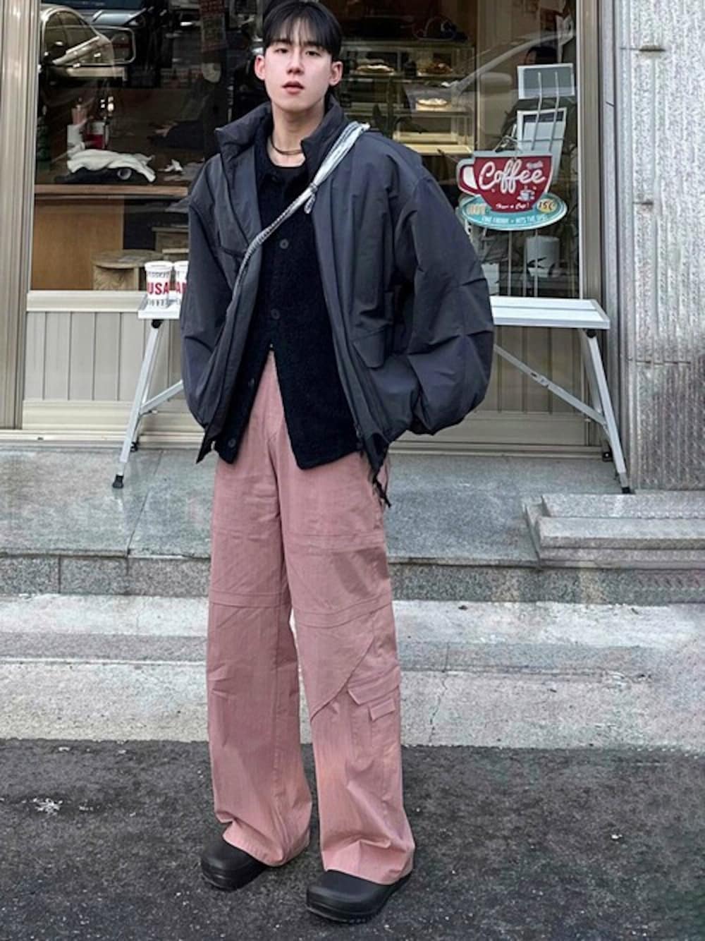 ブラック系のスリッポンを着用したメンズの冬コーディネートの1枚目の写真