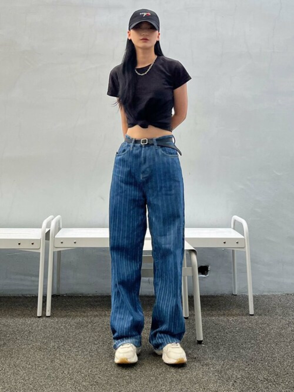 ブラック系のキャップを着用したレディースの冬コーディネートの1枚目の写真