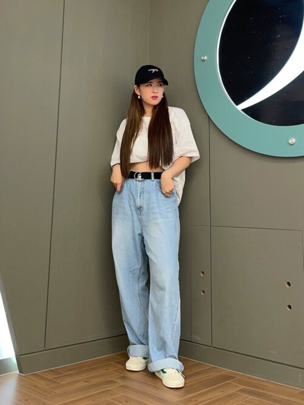 ブラック系のキャップを着用したレディースの冬コーディネートの1枚目の写真