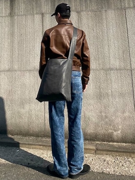 「アイテム（メッセンジャーバッグ、グレー系）」を使った、KONVINIさん（メンズ・180cm）の春コーディネート