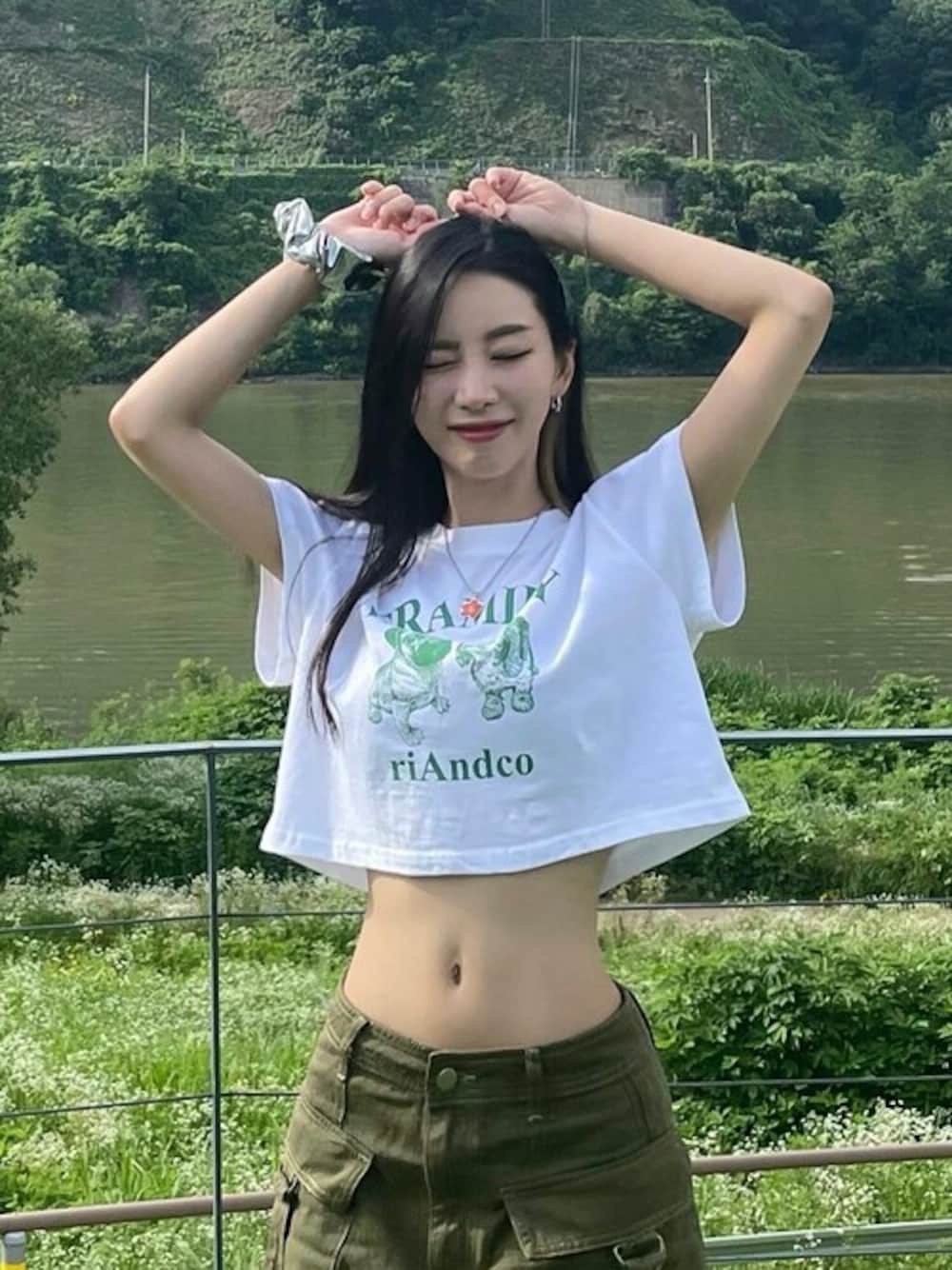 「夏、Tシャツ、プリントT、クロップドトップス、夏コーデ、白Tシャツ、韓国ブランド、韓国ファッション、konvini」｜「riAndcoの【riandco 】[W] フラミリー Tシャツ / [W] Framily Tee W/G（Tシャツ/カットソー、ホワイト系）」を使った、KONVINIさん（レディース・160cm）の夏コーディネートの1枚目の写真