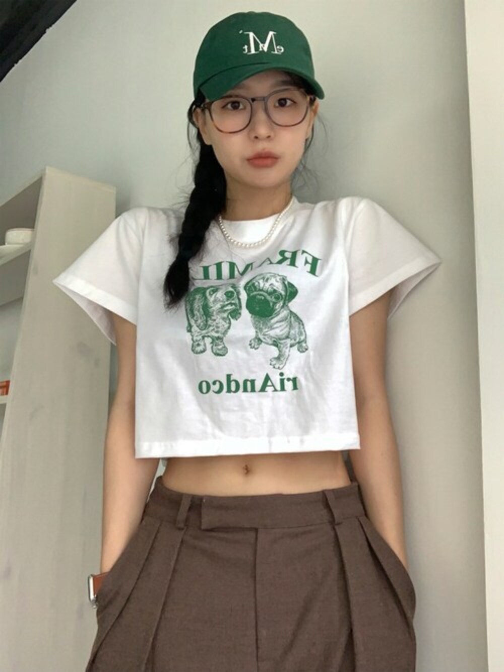 「夏、Tシャツ、プリントT、クロップドトップス、夏コーデ、白Tシャツ、韓国ブランド、韓国ファッション、konvini」｜「riAndcoの【riandco 】[W] フラミリー Tシャツ / [W] Framily Tee W/G（Tシャツ/カットソー、ホワイト系）」を使った、KONVINIさん（レディース・160cm）の夏コーディネートの1枚目の写真