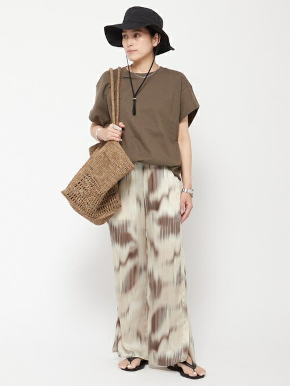 「カットソー、モダン、プリントパンツ、リゾートスタイル、APSTUDIO、エーピーストゥディオ」｜「CHICSの【CHICS/シックス】別注 print pants（その他パンツ、ベージュ系）」を使った、YUIさん（レディース・162cm）の夏コーディネートの1枚目の写真