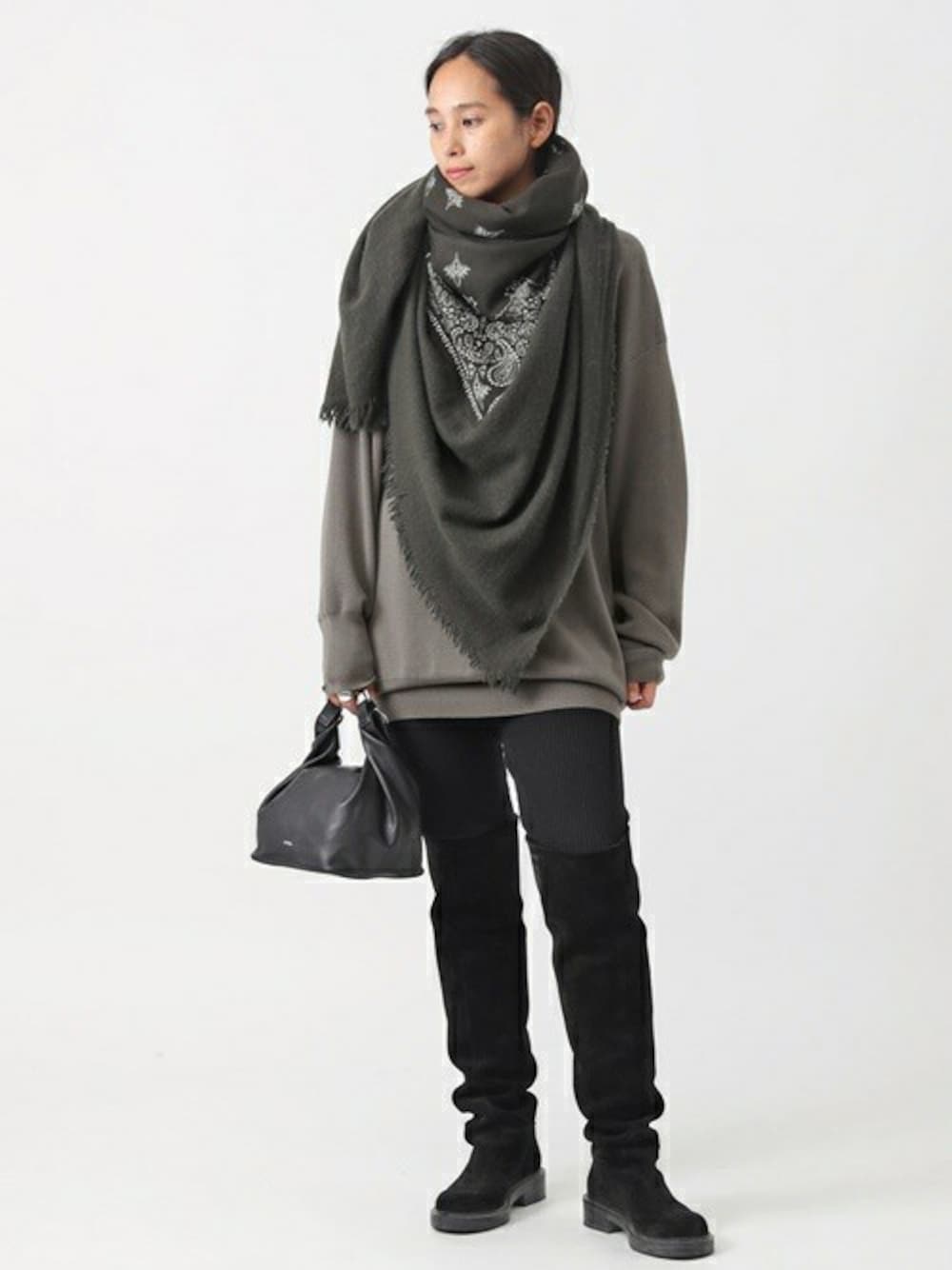 「ストール、プルオーバー、ロングブーツ、トップス、レギンスパンツ、APSTUDIO、エーピーストゥディオ」｜「AP STUDIOのRelax-sized Tunic Pullover（ニット/セーター、グリーン系）」を使った、YUIさん（レディース・162cm）の秋コーディネートの1枚目の写真