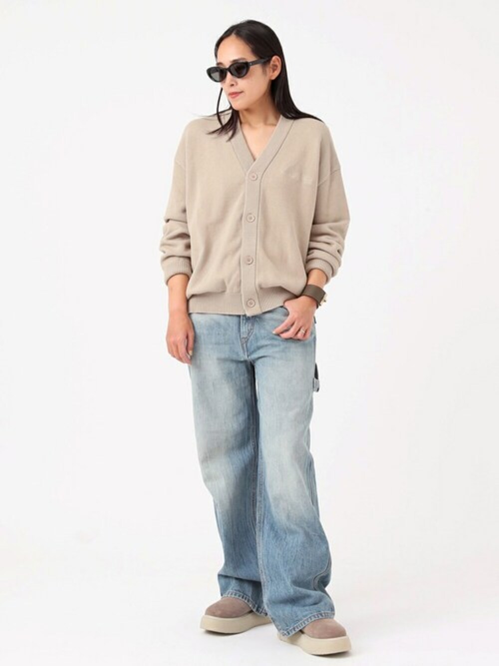 ベージュ系のニット/セーター、ブルー系のデニムパンツ、ベージュ系のブーツを着用したレディースの冬コーディネートの1枚目の写真