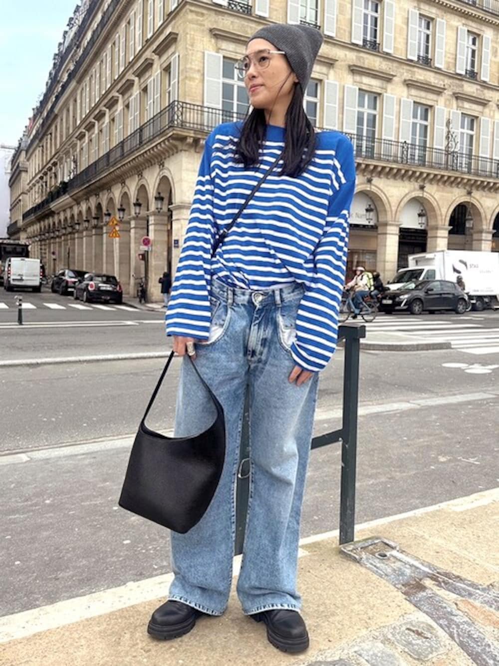 ブルー系のTシャツ/カットソー、ブラック系のハンドバッグ、ブラック系のブーツを着用したレディースの春コーディネートの1枚目の写真