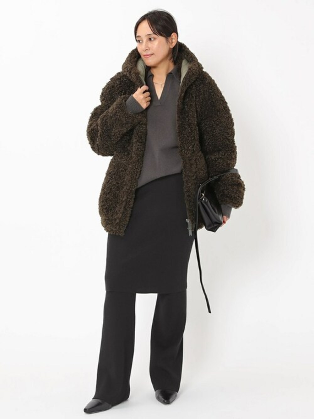 グリーン系のその他アウター、ブラック系のその他パンツ、グリーン系のニット/セーターを着用したレディースの冬コーディネートの1枚目の写真