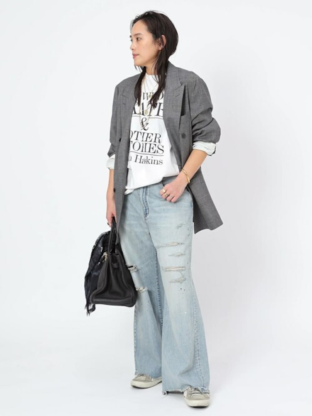 「テーラードジャケット、Tシャツ、大人カジュアル、大人コーデ、APSTUDIO、エーピーストゥディオ、COUTURE D'ADAM、クチュールドアダム」｜「Couture d'adamの【COUTURE D`ADAM / クチュールドアダム】グレンチェックダブルジャケット（テーラードジャケット、グレー系）」を使った、YUIさん（レディース・162cm）の冬コーディネートの1枚目の写真