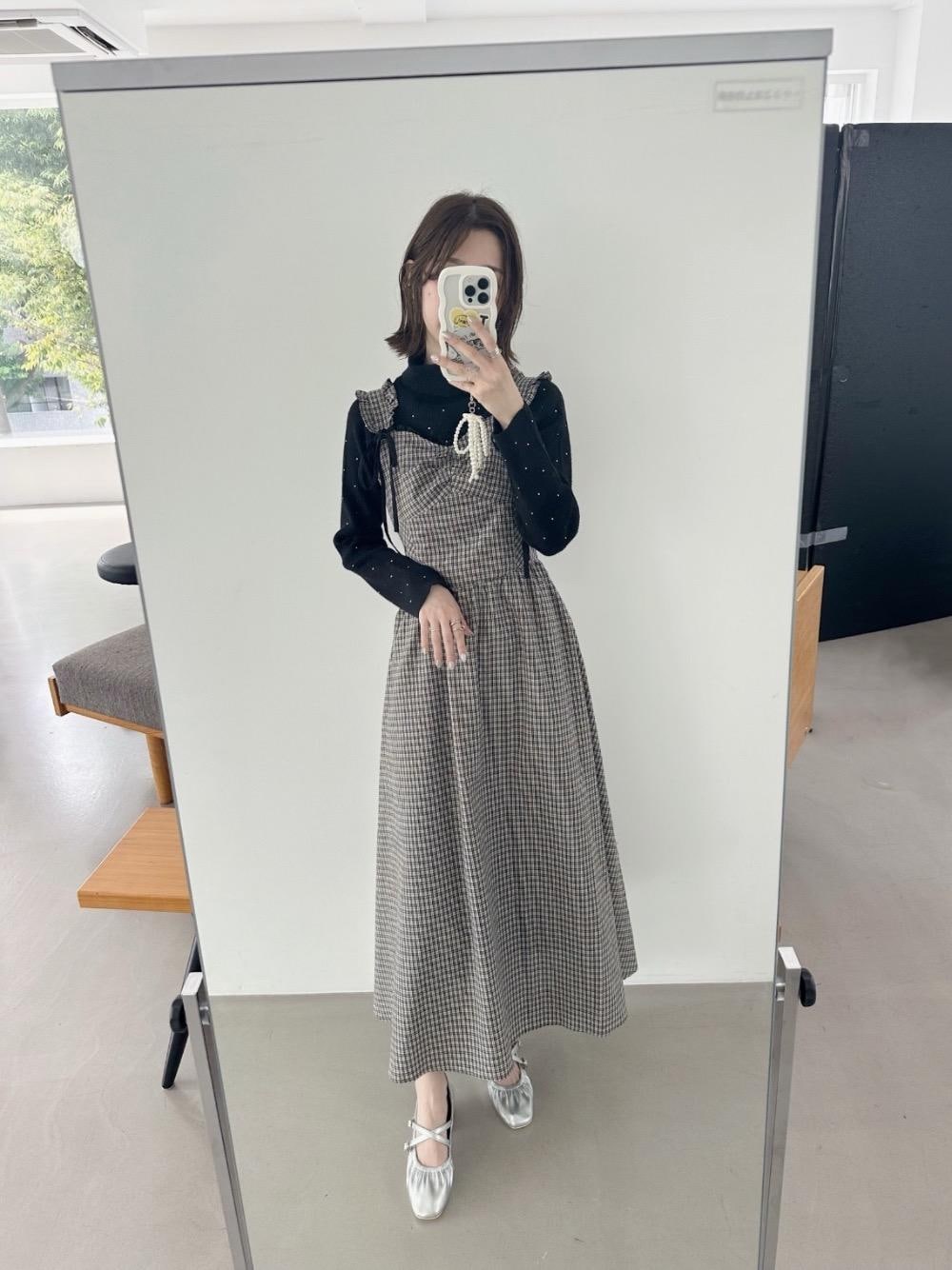 「大人カジュアル、デート、フェミニン、MAJESTIC LEGON、モノトーンコーデ、マジェスティックレゴン、大人ファッション、骨格ウェーブ、標準身長、ブルべ夏」｜「MAJESTIC LEGONのレディギャザーストラップパンプス（パンプス、シルバー系）」を使った、nanaさん（レディース・158cm）の夏コーディネートの1枚目の写真