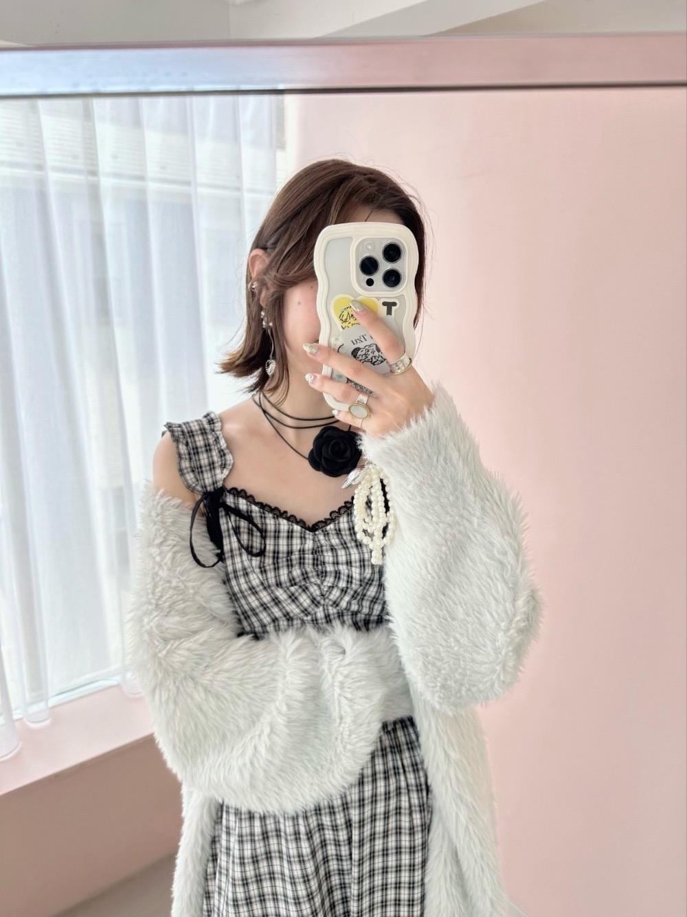 「デート、フェミニン、MAJESTIC LEGON、モノトーンコーデ、マジェスティックレゴン、大人ファッション、骨格ウェーブ、韓国っぽ、標準身長、ブルべ夏」｜「MAJESTIC LEGONの紐リボンコサージュチョーカー（チョーカー、ブラック系）」を使った、nanaさん（レディース・158cm）の夏コーディネートの1枚目の写真