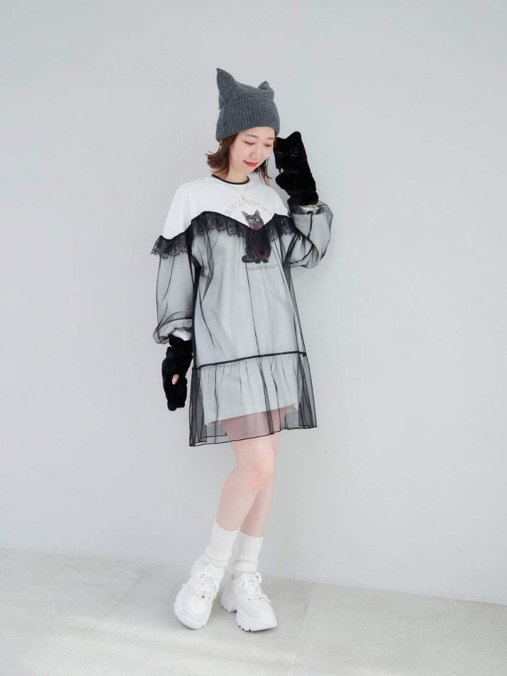「カジュアル、ミニ、MAJESTIC LEGON、モノトーンコーデ、マジェスティックレゴン、骨格ウェーブ、韓国っぽ、標準身長、ブルべ夏」｜「MAJESTIC LEGONの2WAYデコリボンスニーカー（スニーカー、ホワイト系）」を使った、nanaさん（レディース・158cm）の秋コーディネートの1枚目の写真