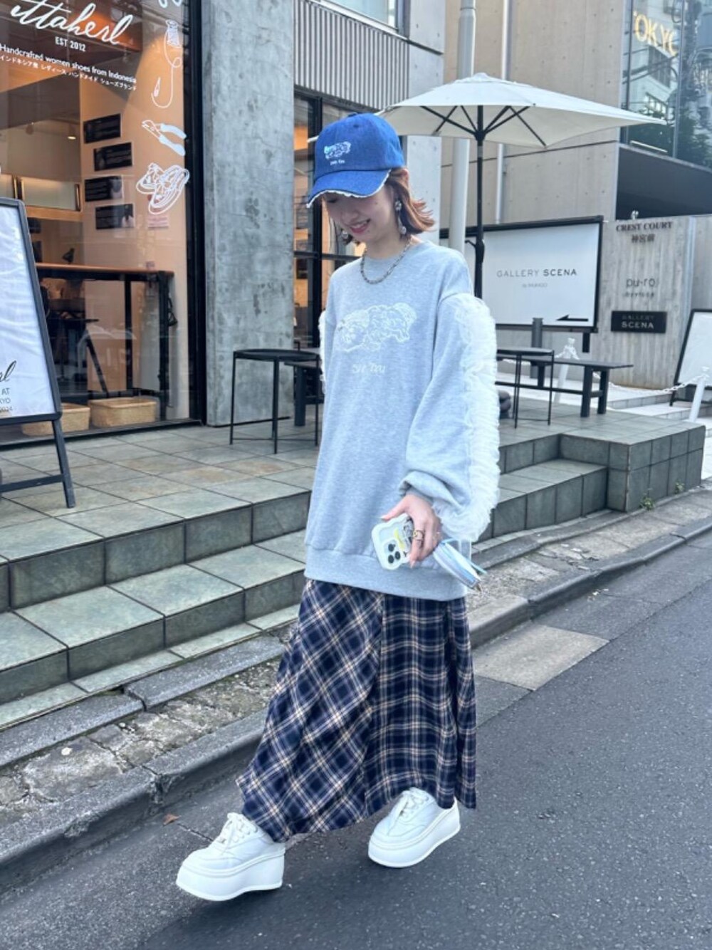 「カジュアル、コラボ、大人カジュアル、MAJESTIC LEGON、マジェスティックレゴン、骨格ウェーブ、韓国っぽ、標準身長、ブルべ夏」｜「MAJESTIC LEGONのプレート厚底スニーカー（スニーカー、ホワイト系）」を使った、nanaさん（レディース・158cm）の秋コーディネートの1枚目の写真