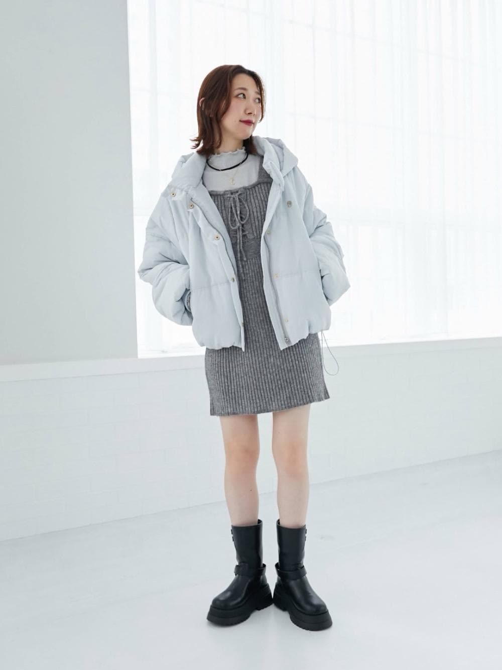 「カジュアル、ミニ、MAJESTIC LEGON、カラーコーデ、マジェスティックレゴン、骨格ウェーブ、韓国っぽ、標準身長、ブルべ夏」｜「MAJESTIC LEGONのフード付ボリューム中綿ブルゾン（ダウンジャケット/コート、ブルー系）」を使った、nanaさん（レディース・158cm）の秋コーディネートの1枚目の写真