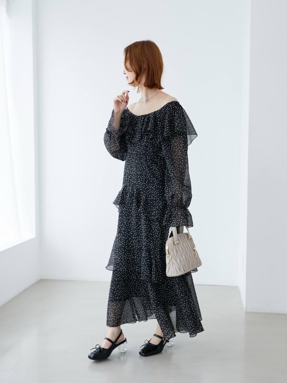 「MAJESTIC LEGON、モノトーンコーデ、マジェスティックレゴン、大人ファッション、骨格ウェーブ、標準身長、ブルべ夏、フェミニン 」｜「MAJESTIC LEGONのチャームセットキルティングバッグ（ショルダーバッグ、ベージュ系）」を使った、nanaさん（レディース・158cm）の冬コーディネートの1枚目の写真