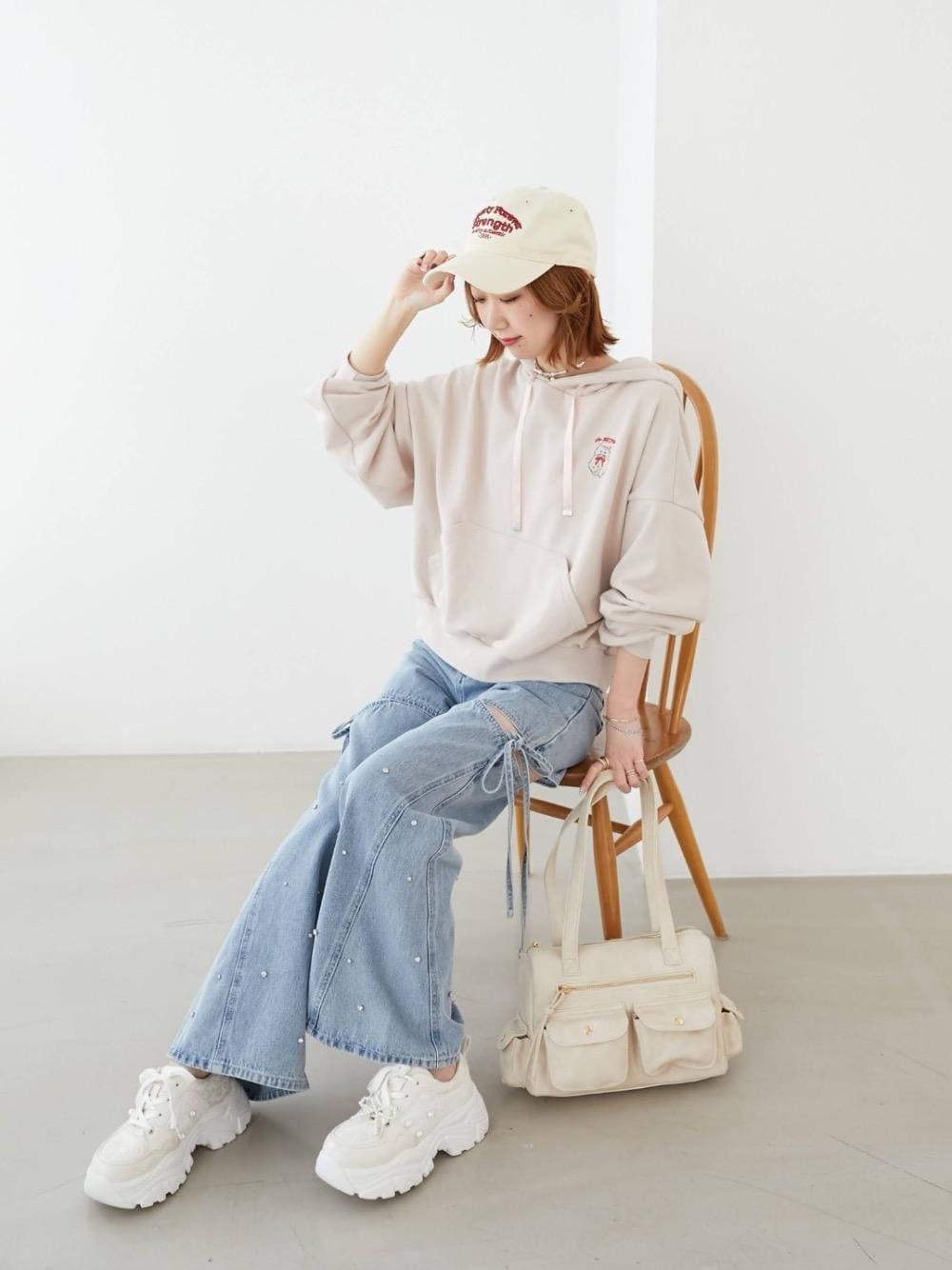 「カジュアル、MAJESTIC LEGON、カラーコーデ、マジェスティックレゴン、骨格ウェーブ、韓国っぽ、標準身長、ブルべ夏、フェミニン 」｜「MAJESTIC LEGONの2WAYデコリボンスニーカー（スニーカー、ホワイト系）」を使った、nanaさん（レディース・158cm）の冬コーディネートの1枚目の写真