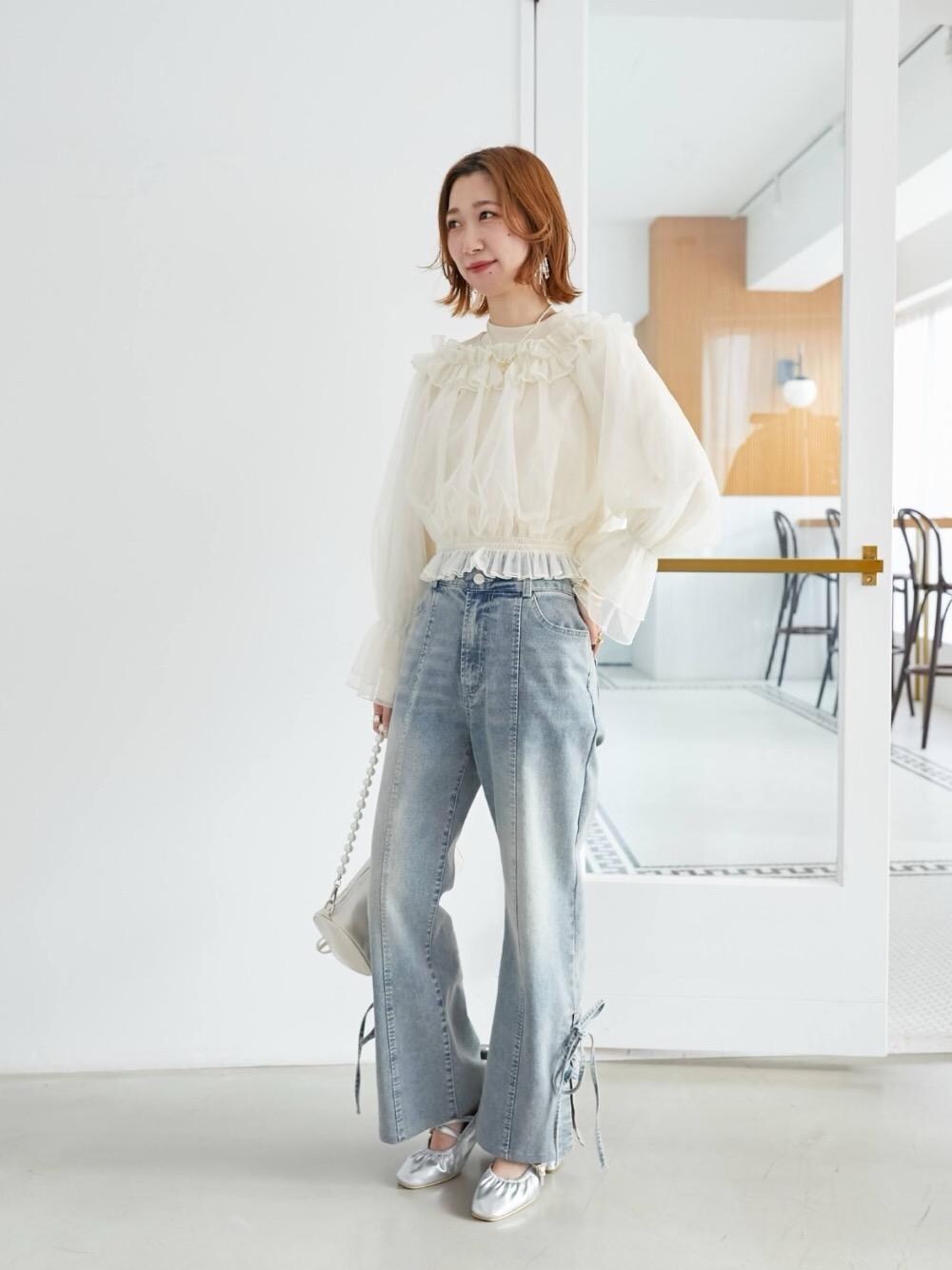 「カジュアル、ガーリー、MAJESTIC LEGON、マジェスティックレゴン、骨格ウェーブ、韓国っぽ、標準身長、ブルべ夏、フェミニン 」｜「MAJESTIC LEGONの【WEB限定XLサイズあり】レディギャザーストラップパンプス（パンプス、シルバー系）」を使った、nanaさん（レディース・158cm）の冬コーディネートの1枚目の写真