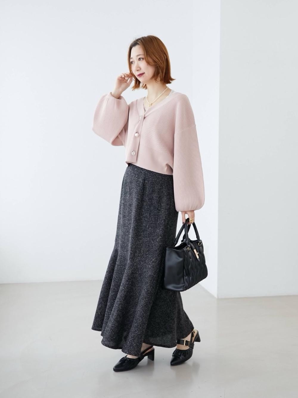 「デート、MAJESTIC LEGON、カラーコーデ、マジェスティックレゴン、大人ファッション、骨格ウェーブ、標準身長、ブルべ夏、フェミニン 」｜「MAJESTIC LEGONのツイードマーメイドロングスカート（スカート、ブラック系）」を使った、nanaさん（レディース・158cm）の冬コーディネートの1枚目の写真