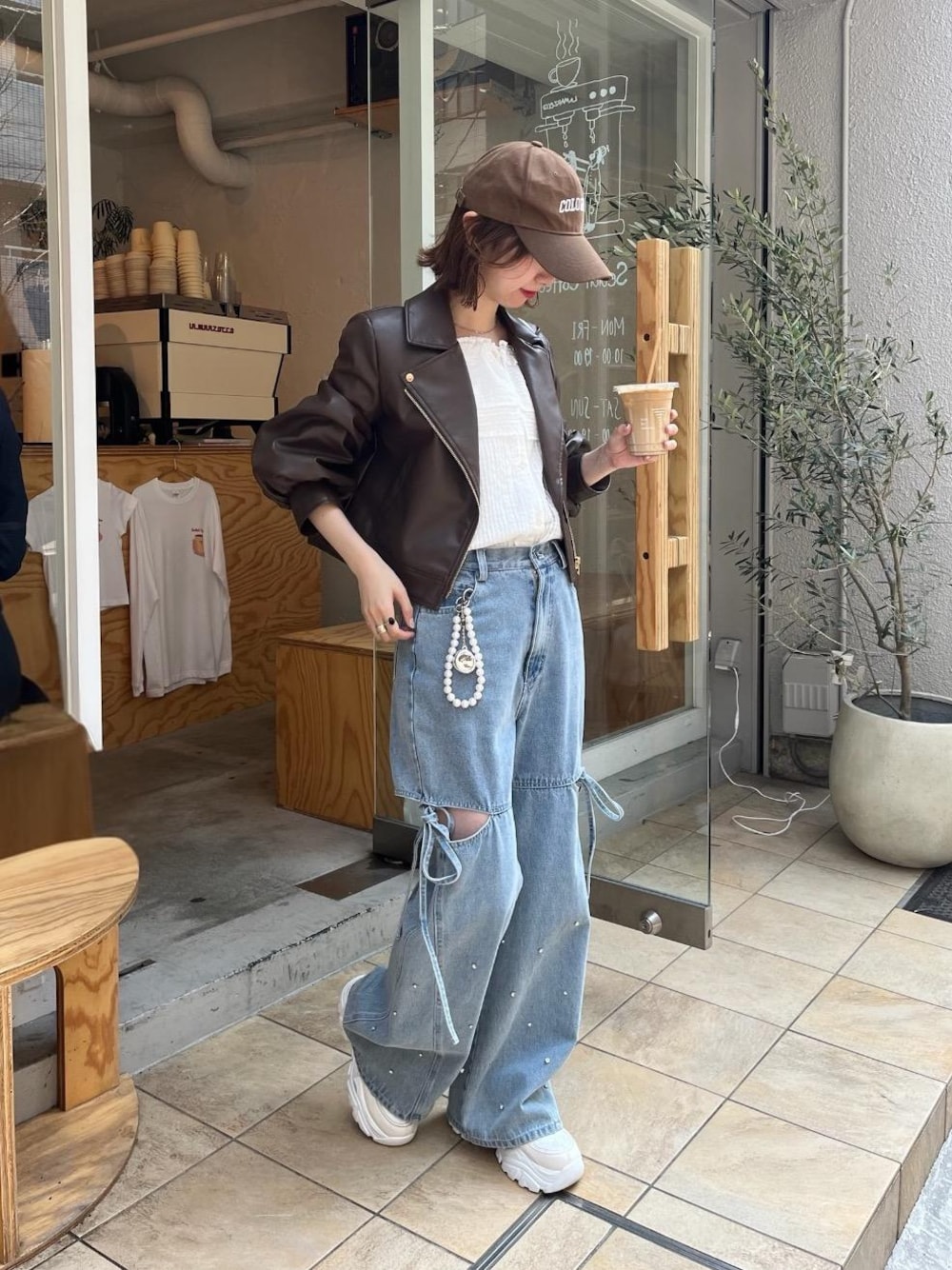 「カジュアル、大人カジュアル、MAJESTIC LEGON、マジェスティックレゴン、大人ファッション、骨格ウェーブ、韓国っぽ、標準身長、ブルべ夏」｜「MAJESTIC LEGONの2WAYデコリボンスニーカー（スニーカー、ホワイト系）」を使った、nanaさん（レディース・158cm）の春コーディネートの1枚目の写真