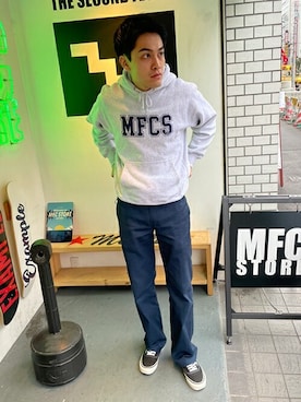 「アイテム（チノパンツ、ブルー系）」を使った、MFC STORE 中目黒さん（メンズ・172cm）の秋コーディネート