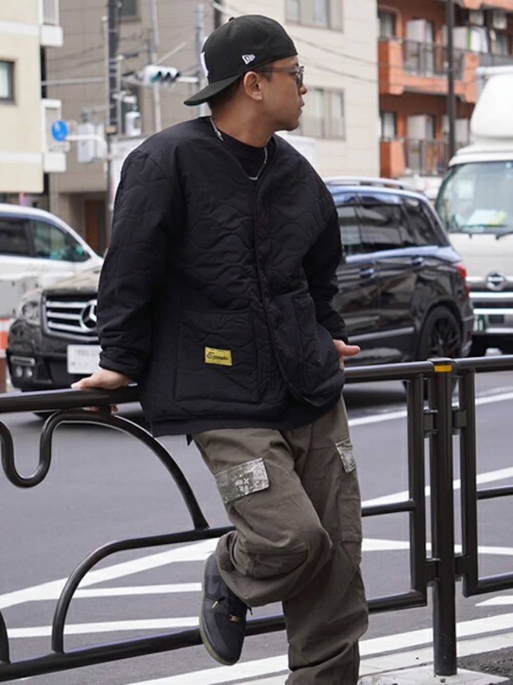 「NIKE、キャップ、ストリート、NEW ERA、カーゴパンツ、ペイズリー、インナーダウン、example、MFCSTORE、MFC STORE」｜「EXAMPLEのEXAMPLE LIGHTINNER DOWN（ダウンジャケット/コート、ブラック系）」を使った、MFC STORE 中目黒さん（メンズ・165cm）の秋コーディネートの1枚目の写真