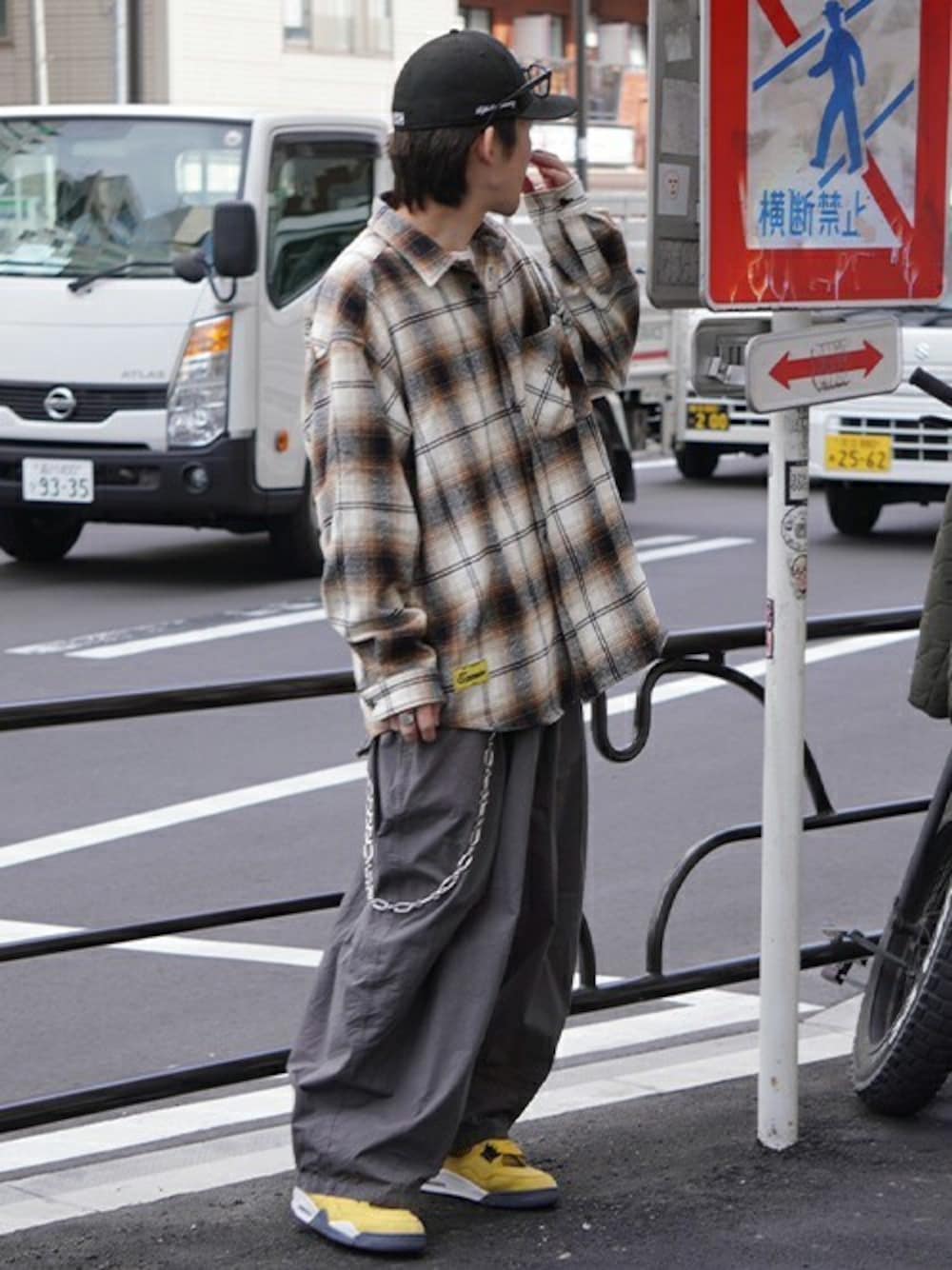 「NIKE、チェックシャツ、ネルシャツ、ストリート、NEW ERA、コーディネート、AJ4、example、MFCSTORE、MFC STORE」｜「EXAMPLEのEXAMPLE BBBEAR CHECKSHIRTS（シャツ/ブラウス、ブラウン系）」を使った、MFC STORE 中目黒さん（メンズ・170cm）の秋コーディネートの1枚目の写真