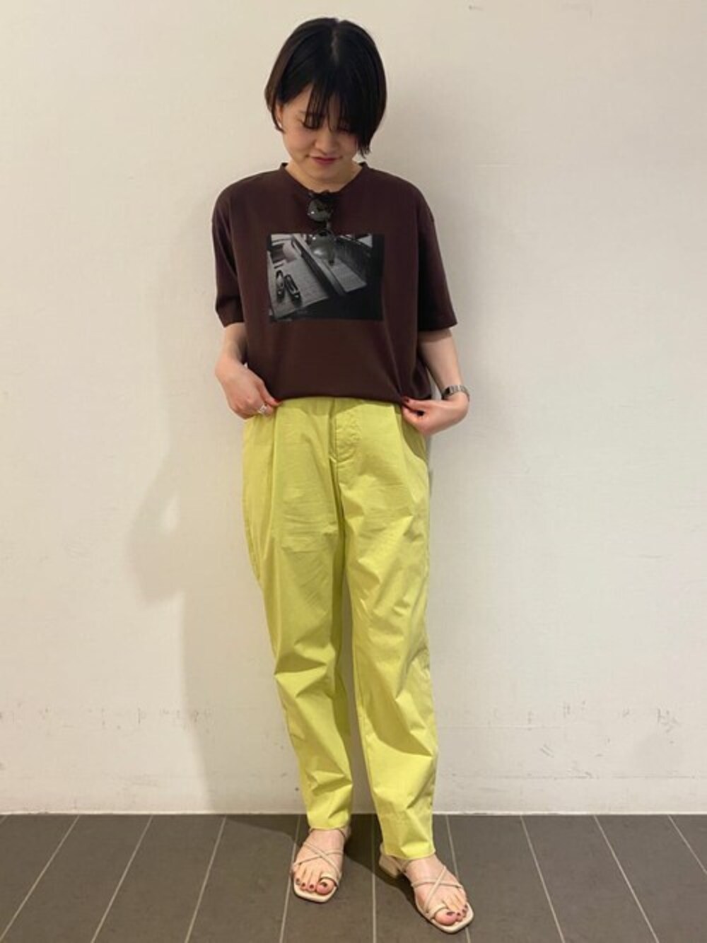 ブラウン系のTシャツ/カットソー、イエロー系のその他パンツ、グレー系のサングラスを着用したレディースの夏コーディネートの1枚目の写真