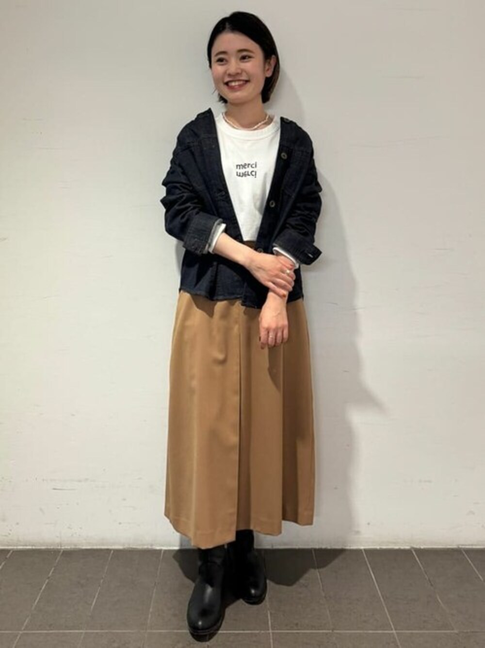 「デニム、スカート、カジュアル、大人カジュアル、お出かけコーデ、大人コーデ、ノーカラージャケット、プリントT、オトナカジュアル、秋冬コーデ」｜「human womanのノーカラーデニムジャケット（ノーカラージャケット、ブルー系）」を使った、ayakaさん（レディース・151cm）の秋コーディネートの1枚目の写真