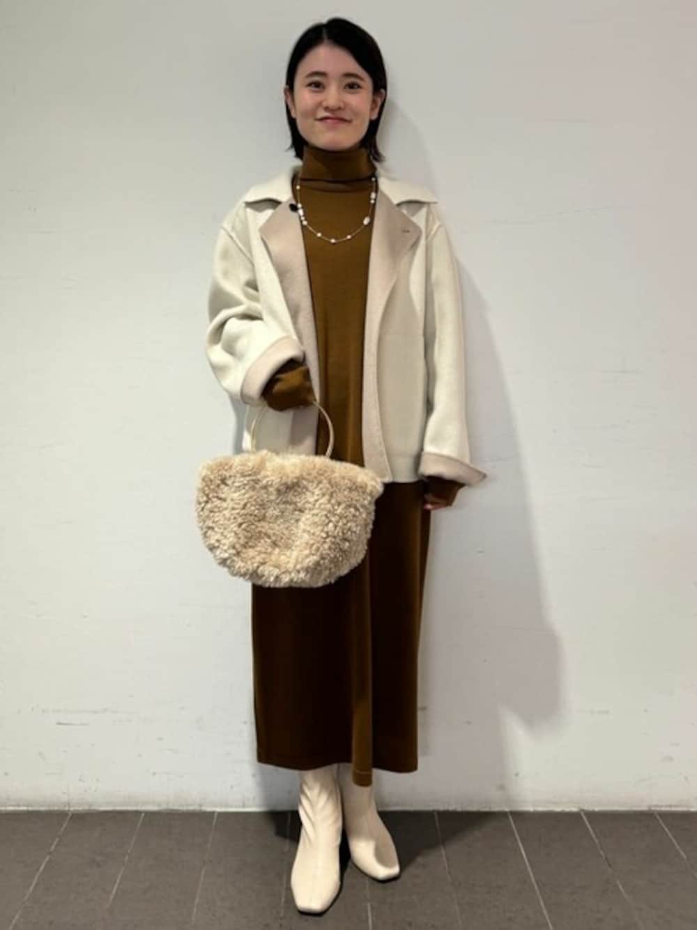 「コート、ニット、ワンピース、冬コーデ、大人カジュアル、リバーシブル、お出かけコーデ、大人コーデ、きれいめカジュアル、低身長」｜「human womanの◆メルトンバイカラーショートコート（ピーコート、ベージュ系）」を使った、ayakaさん（レディース・151cm）の冬コーディネートの1枚目の写真