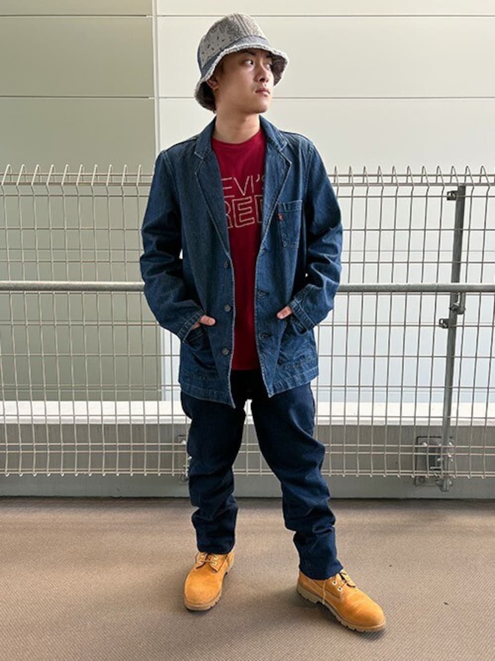 「ジャケット、デニム、リーバイス、デニムパンツ、Levi's、春コーデ、デニムオンデニム」｜「Levi'sのLevi's(R) RED ロングスリーブグラフィックTシャツ LOGO RIO RED（Tシャツ/カットソー、レッド系）」を使った、リーバイス STAFF MENさん（メンズ・160cm）の春コーディネートの1枚目の写真
