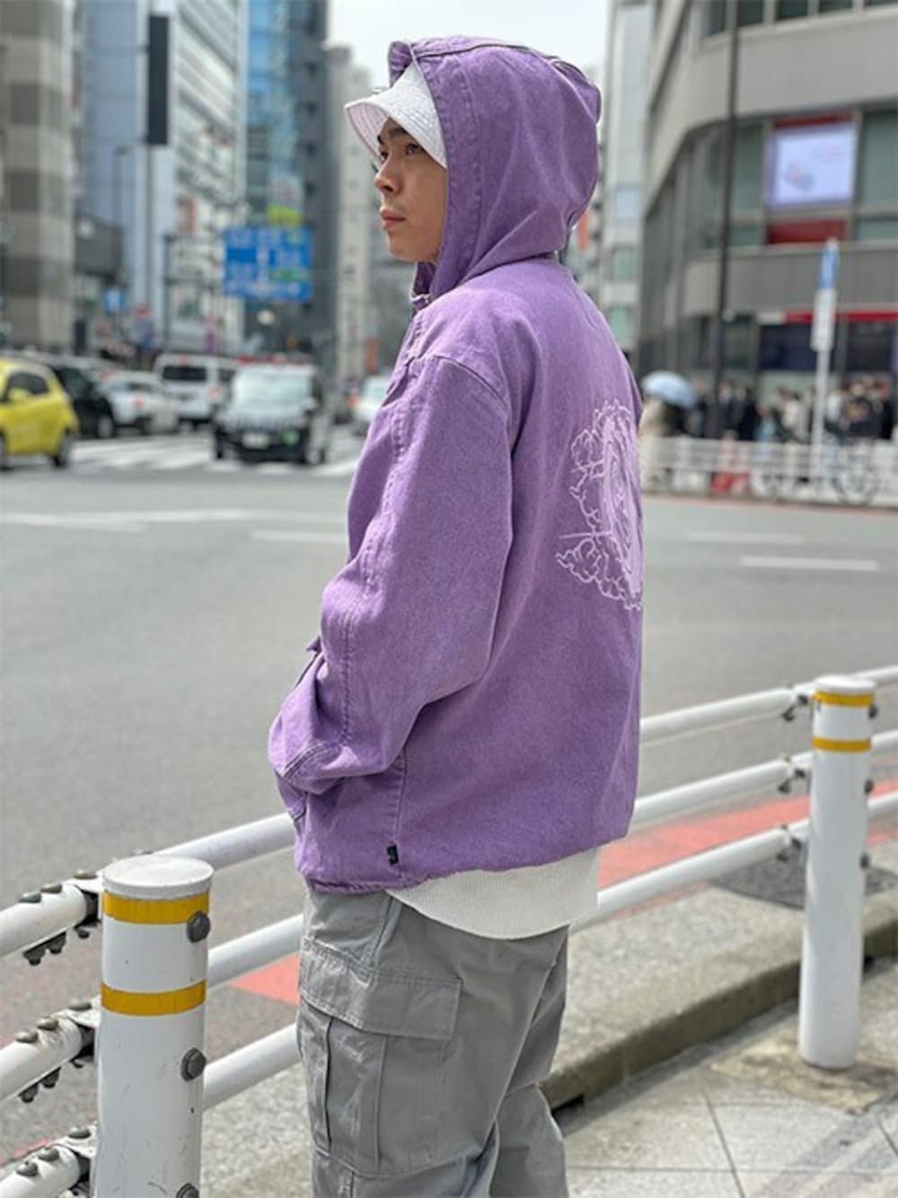 「リーバイス、カーゴパンツ、Levi's、春コーデ、カラーデニム、カラーコーデ、メンズコーデ」｜「Levi'sのLEVI'S(R) FRESH EUCLID アノラックジャケット（デニムジャケット、レッド系）」を使った、リーバイス STAFF MENさん（メンズ・170cm）の春コーディネートの1枚目の写真
