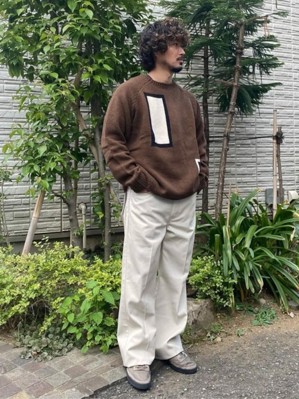 「ニット、カジュアル、チノパン、リーバイス、ブラウン、アースカラー、Levi's、カジュアルコーデ、スタプレ、秋コーデ」｜「Levi'sのLEVI'S(R) MADE&CRAFTED(R) ラグランセーター（ニット/セーター、その他）」を使った、リーバイス STAFF MENさん（メンズ・168cm）の秋コーディネートの1枚目の写真