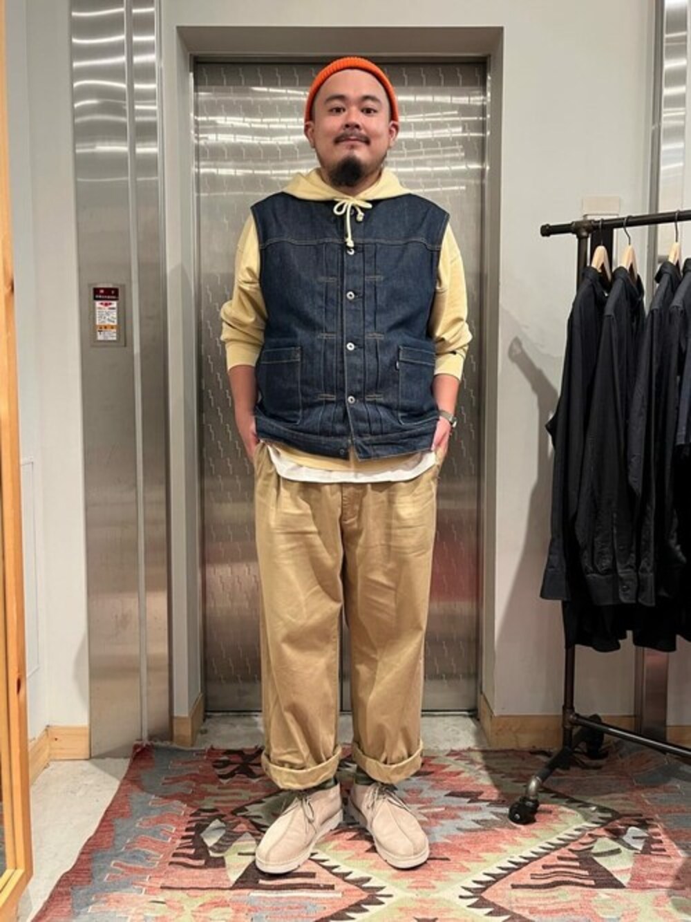 「デニム、カジュアル、リーバイス、Levi's、カジュアルコーデ、ゆるコーデ、ルーズシルエット、秋コーデ」｜「Levi'sのLEVI'S(R) FRESH RED TAB スウェット フーディー イエロー GARMENT DYE（パーカー、ブルー系）」を使った、リーバイス STAFF MENさん（メンズ・178cm）の秋コーディネートの1枚目の写真