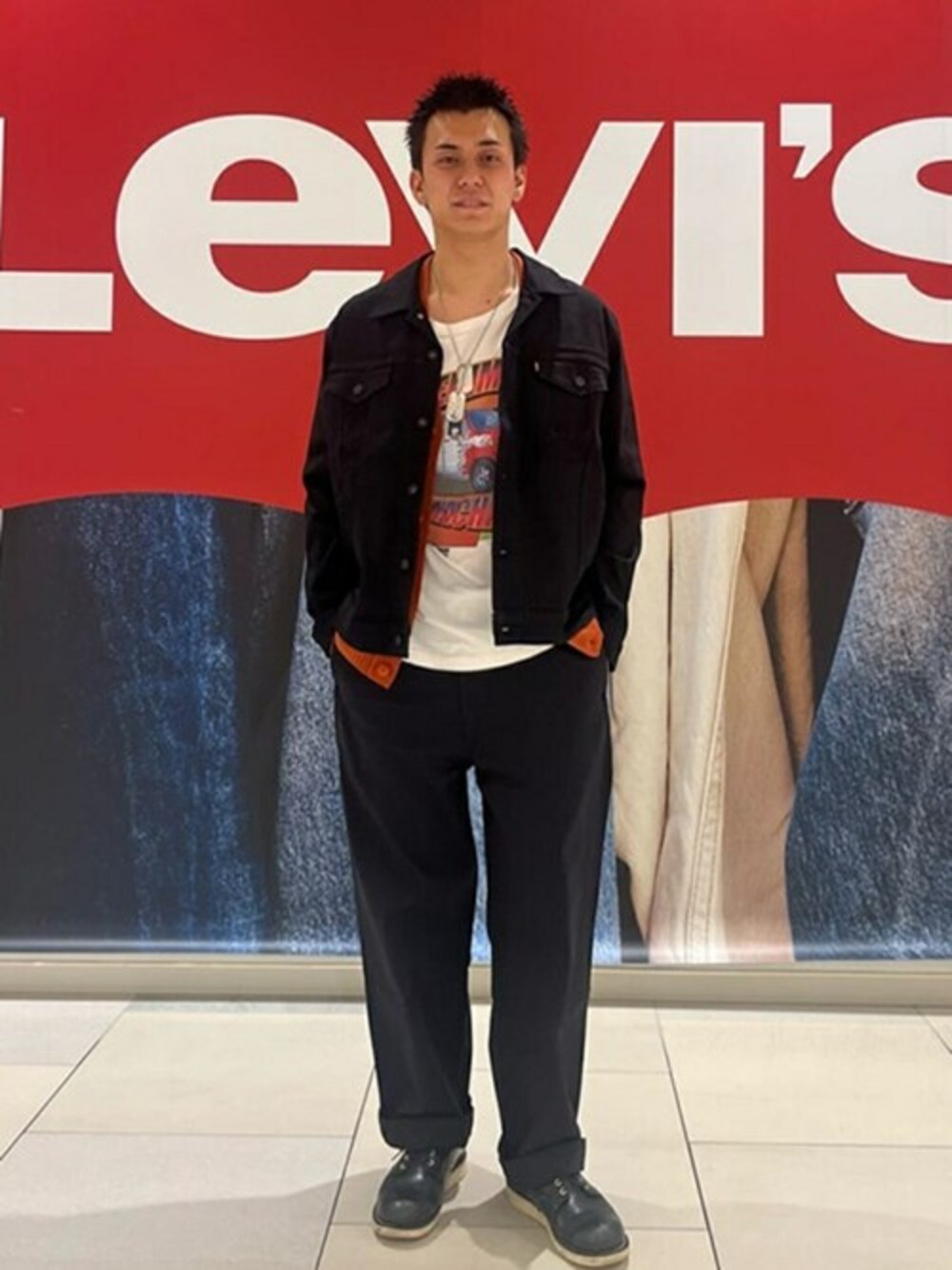 「デニム、デニムジャケット、リーバイス、Levi's、春コーデ、スケータースタイル」｜「Levi'sのSKATE LOOSE チノ S&E BLACK TWILL（チノパンツ、ブラック系）」を使った、リーバイス STAFF MENさん（メンズ・182cm）の春コーディネートの1枚目の写真