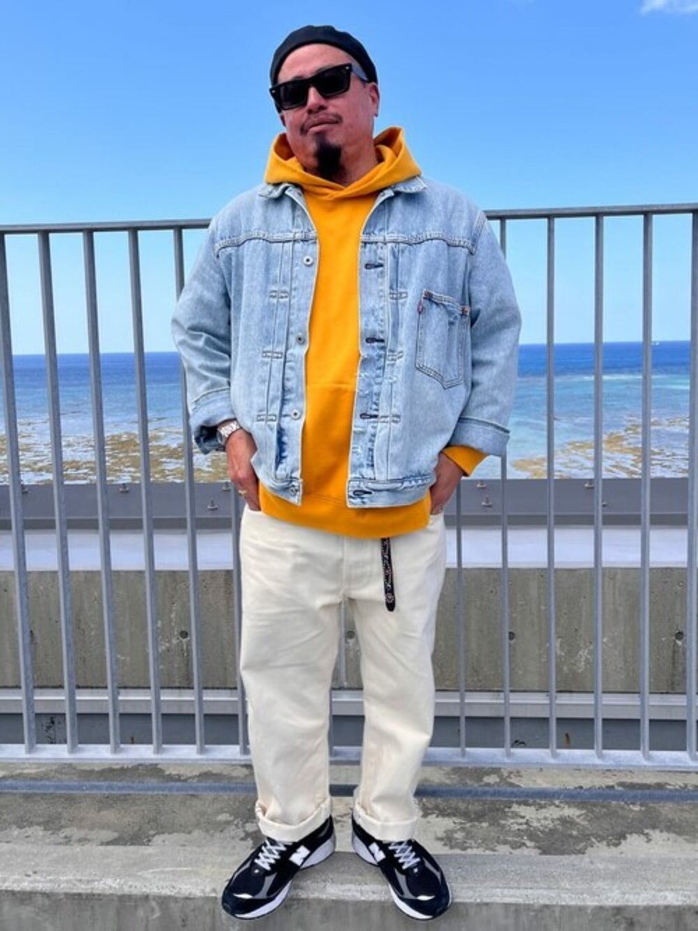 「スウェット、デニム、デニムジャケット、リーバイス、Levi's、春コーデ」｜「Levi'sのLEVI'S(R) MADE&CRAFTED(R) 80'S 501(R) EMBARCADE（デニムパンツ、その他）」を使った、リーバイス STAFF MENさん（メンズ・170cm）の春コーディネートの1枚目の写真