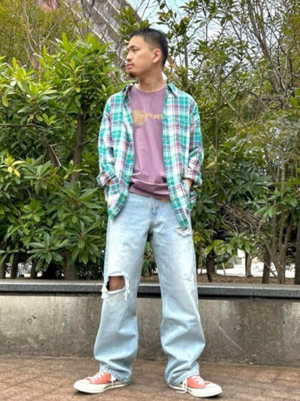 「チェック、デニム、リーバイス、デニムパンツ、Levi's、春コーデ、スケートスタイル」｜「Levi'sのLevi's/リーバイス SILVERTAB ルーズフィット（デニムパンツ、ブルー系）」を使った、リーバイス STAFF MENさん（メンズ・170cm）の春コーディネートの1枚目の写真