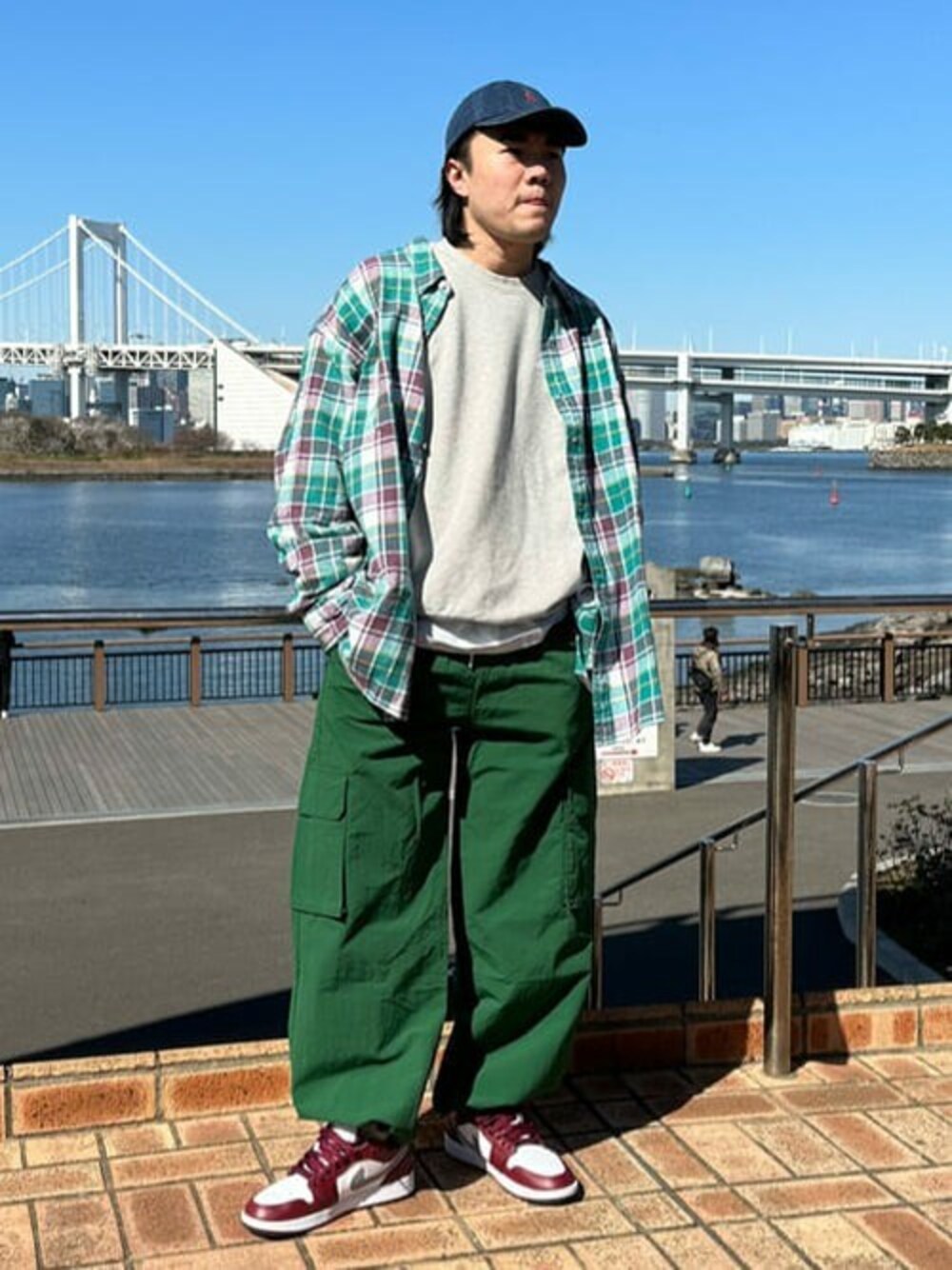 「チェック、リーバイス、カーゴパンツ、Levi's、春コーデ、スケータースタイル、今日のコーデ」｜「Levi'sのLevi's/リーバイス GOLD TAB(TM) カーゴ ポケット ナイロンパンツ グリーン EDEN（カーゴパンツ、グリーン系）」を使った、リーバイス STAFF MENさん（メンズ・175cm）の春コーディネートの1枚目の写真
