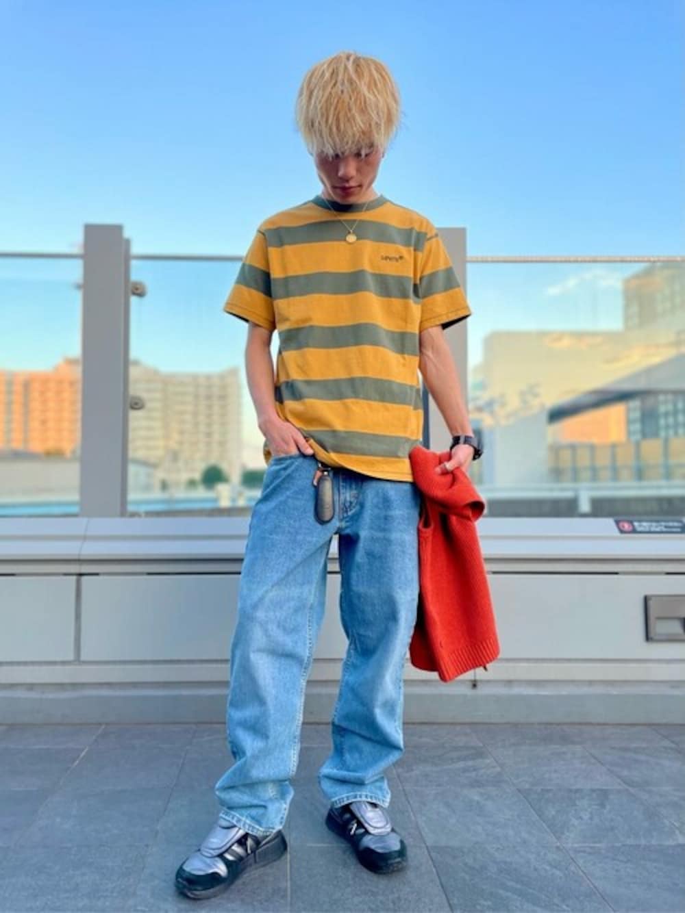 「ニット、デニム、リーバイス、ストリート、サーフ、Levi's、リラックススタイル、グランジ」｜「Levi'sのLevi's/リーバイス カーディガンベスト レッド ROOIBOS TEA（ベスト、その他）」を使った、リーバイス STAFF MENさん（メンズ・177cm）の夏コーディネートの1枚目の写真