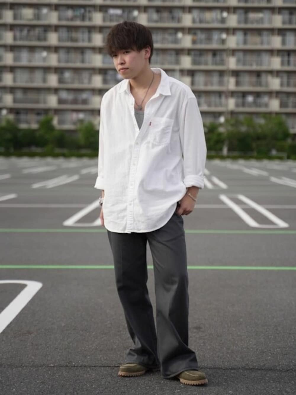 「デニム、チノパン、リーバイス、ストリート、Levi's、リラックススタイル、フレアパンツ、シャツスタイル」｜「Levi'sのLevi's/リーバイス スタプレ STA PREST フレア（デニムパンツ、ブラック系）」を使った、リーバイス STAFF MENさん（メンズ・165cm）の夏コーディネートの1枚目の写真