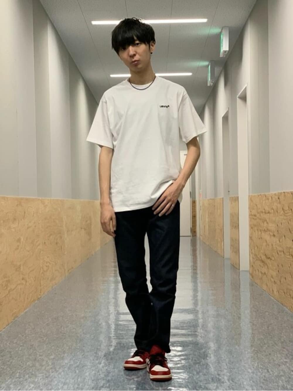 その他のTシャツ/カットソー、ブルー系のデニムパンツを着用したメンズの夏コーディネートの1枚目の写真