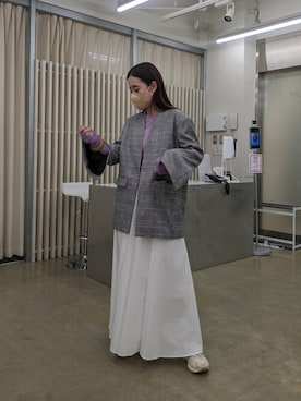 「白スカート」｜「アイテム（ノーカラージャケット）」を使った、IRIEさん（レディース・162cm）の冬コーディネート