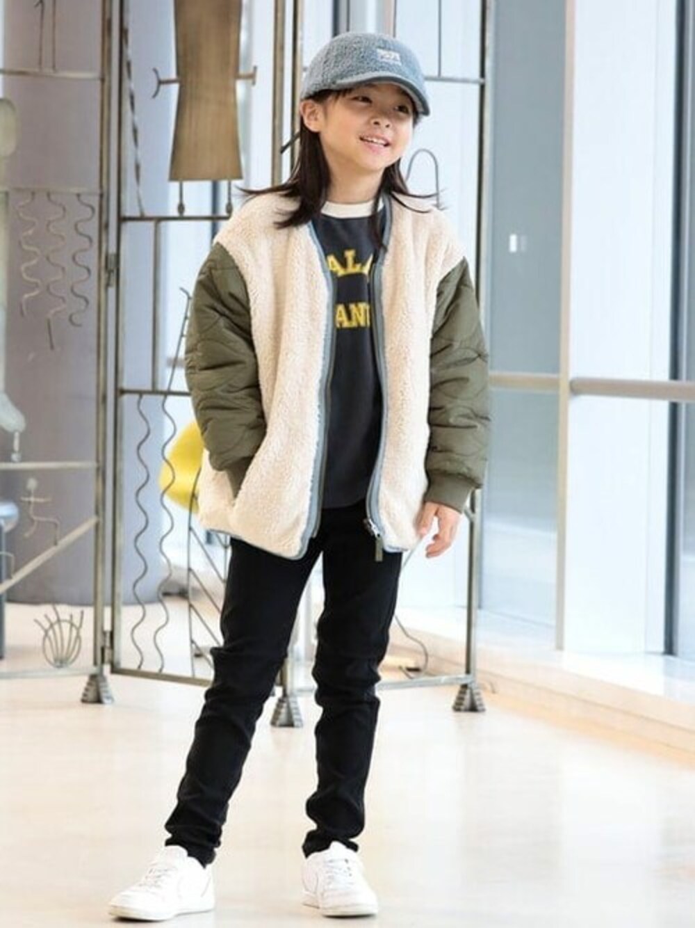 「BEAMS miniのボア リバーシブル ノーカラーブルゾン 2024FW (90～150cm)（ブルゾン、グリーン系）」を使った、BEAMS miniさん（キッズ・125cm）の秋コーディネートの1枚目の写真