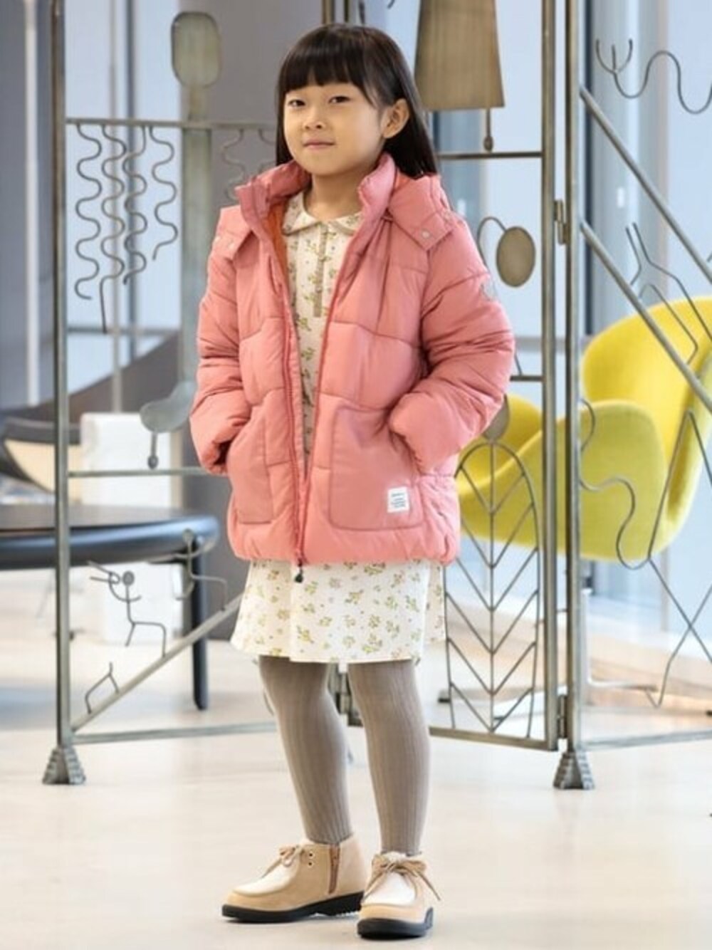 「BEAMS miniの機能綿 フード ブルゾン 2024FW（90～150cm）（ブルゾン、レッド系）」を使った、BEAMS miniさん（キッズ・118cm）の秋コーディネートの1枚目の写真