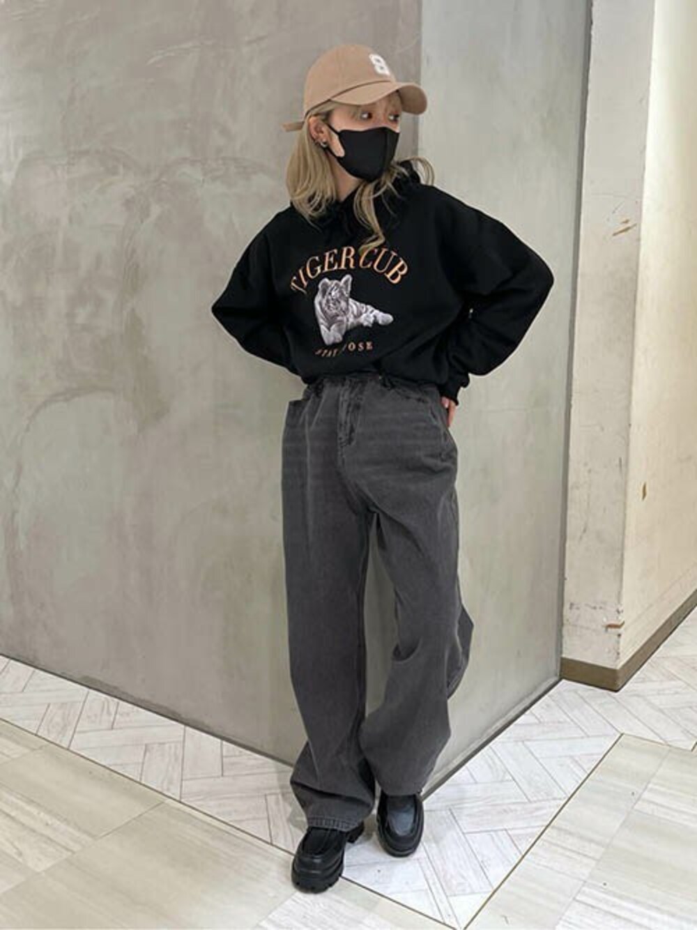 「キャップ、プルオーバーパーカー、ワイドパンツ、ブラックデニム、プリントスウェット、スウェットパーカー、虎、タイガー、RASVOA、ラスボア」｜「RASVOAのＴＩＧＥＲパーカー（パーカー、ブラック系）」を使った、RASVOA STAFFさん（レディース・162cm）の冬コーディネートの1枚目の写真