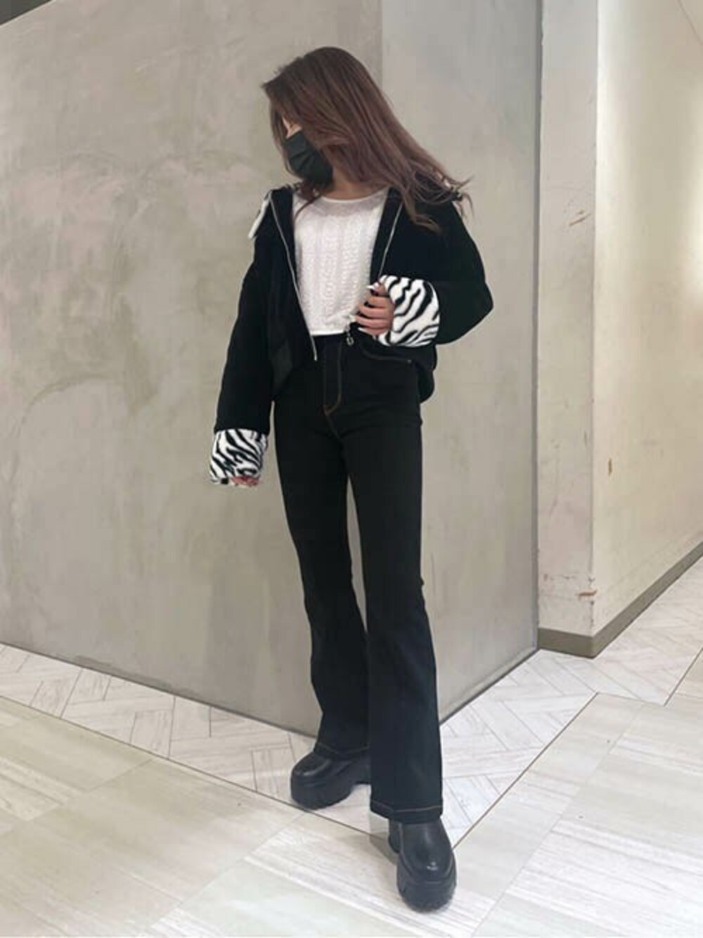 「ジャガード、フレアパンツ、モノトーンコーデ、ショートジャケット、厚底ブーツ、ショート丈トップス、ゼブラ柄、デザイントップス、RASVOA、ラスボア」｜「RASVOAのゼブラ襟ショートジャケット（ブルゾン、ブラック系）」を使った、RASVOA STAFFさん（レディース・155cm）の冬コーディネートの1枚目の写真